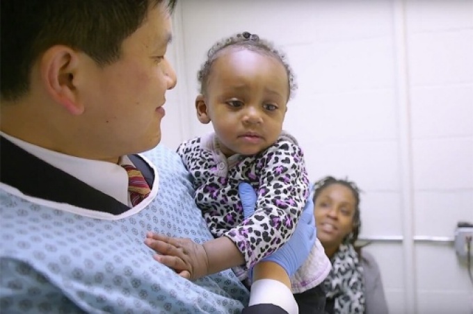 Pediartician with child and mother. 