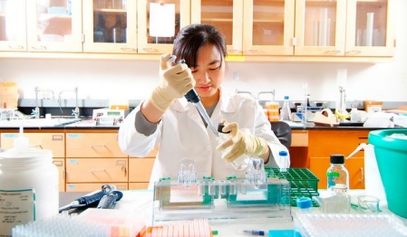 Female researcher working in a research lab. 