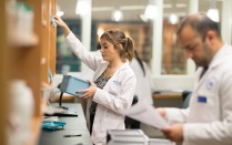 Student working in pharmacy. 