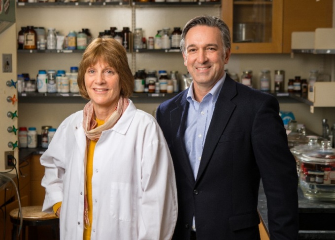 Janet Morrow and Brad La Salle in a chemistry lab.